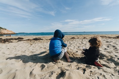两个孩子白天在沙滩上
